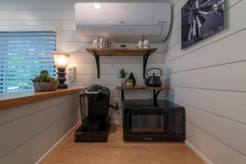 The Windmill-Tiny Container Home Min To Magnolia Bellmead エクステリア 写真